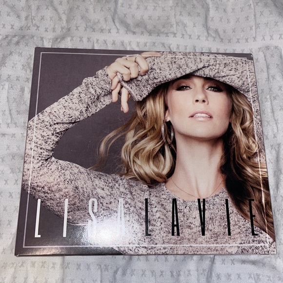 Lisa Lavie - Signed Album & Zip-Up Hoodie - Picture 10 of 12